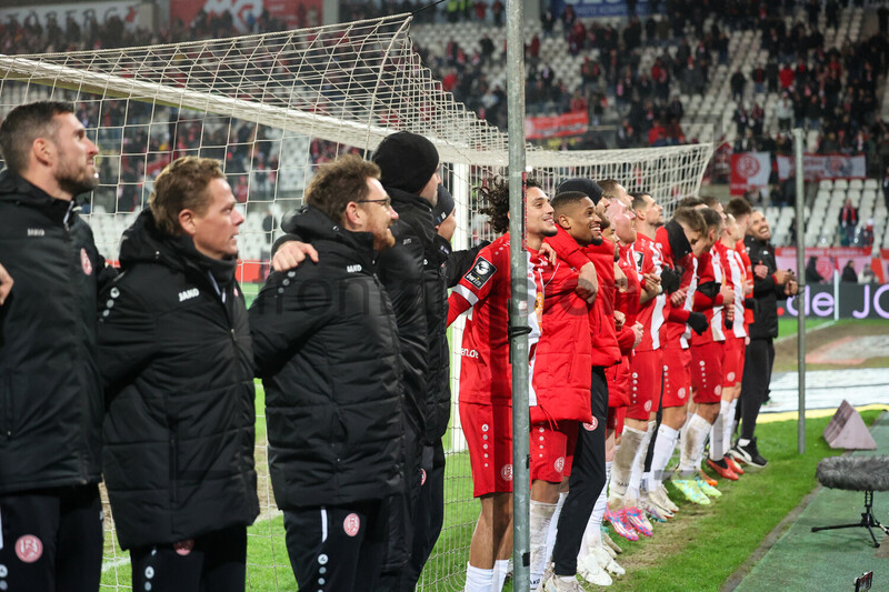 Rot-Weiss Essen jubelt über Sieg gegen FC Viktoria Köln Spielfotos 23.01.2024 