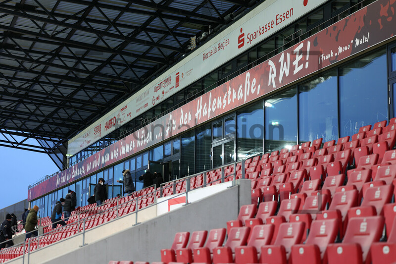 Haupttribüne Stadion an der Hafenstraße Rot-Weiss Essen vs. SV Meppen Testspiel Spielfotos 08-01-2022 