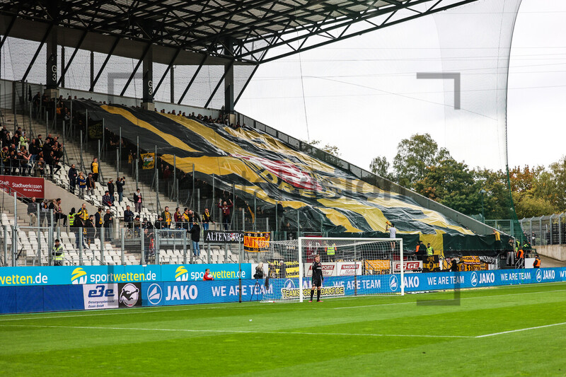 Support Fans von Dynamo Dresden in Essen Blockfahne 15.10.2022 