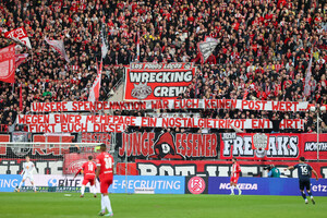 RWE Fans Schmähplakat gegen Essen Diese Rot-Weiss Essen vs. SpVgg Unterhaching Spielfotos 02.03.2024