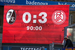 Anzeigentafel Dreisamstadion SC Freiburg II vs. Rot-Weiss Essen 09.10.2022