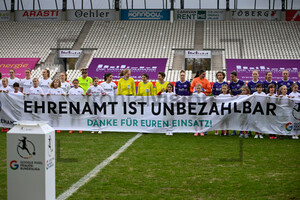 Ehrenamt Google Pixel Frauen Bundesliga SGS Essen SC Freiburg  Spielfotos 09.12.2023
