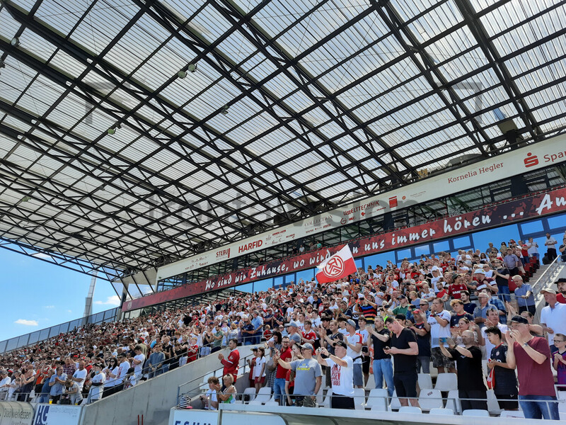 Zuschauer Rot-Weiss Essen erstes öffentliches Training 16.06.2022 