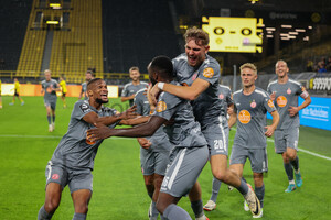 Mustafa Kourouma, Leonardo Vonic jubeln mit RWE Team über 1:0 in Dortmund