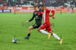 Isaiah Young, Julian Eitschberger Rot-Weiss Essen vs. Hallescher FC Spielfotos 19.12.2023