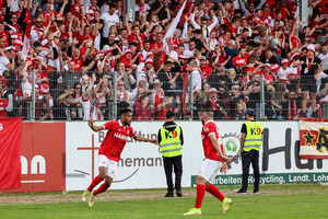 Isiah Young Torjubel zum 3:0 SV Rödinghausen vs. Rot-Weiss Essen Spielfotos 07.05.2022
