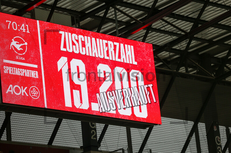 Anzeigentafel Rot-Weiss Essen vs. Arminia Bielefeld 04.11.2023 