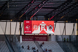 Anzeigentafel 1:4 Rot-Weiss Essen vs. Viktoria Köln Spielfotos 09.08.2022