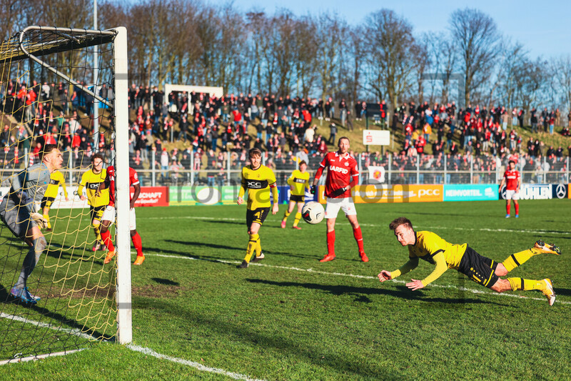 VfB Homberg vs. Rot-Weiss Essen Spielfotos 12-02-2022